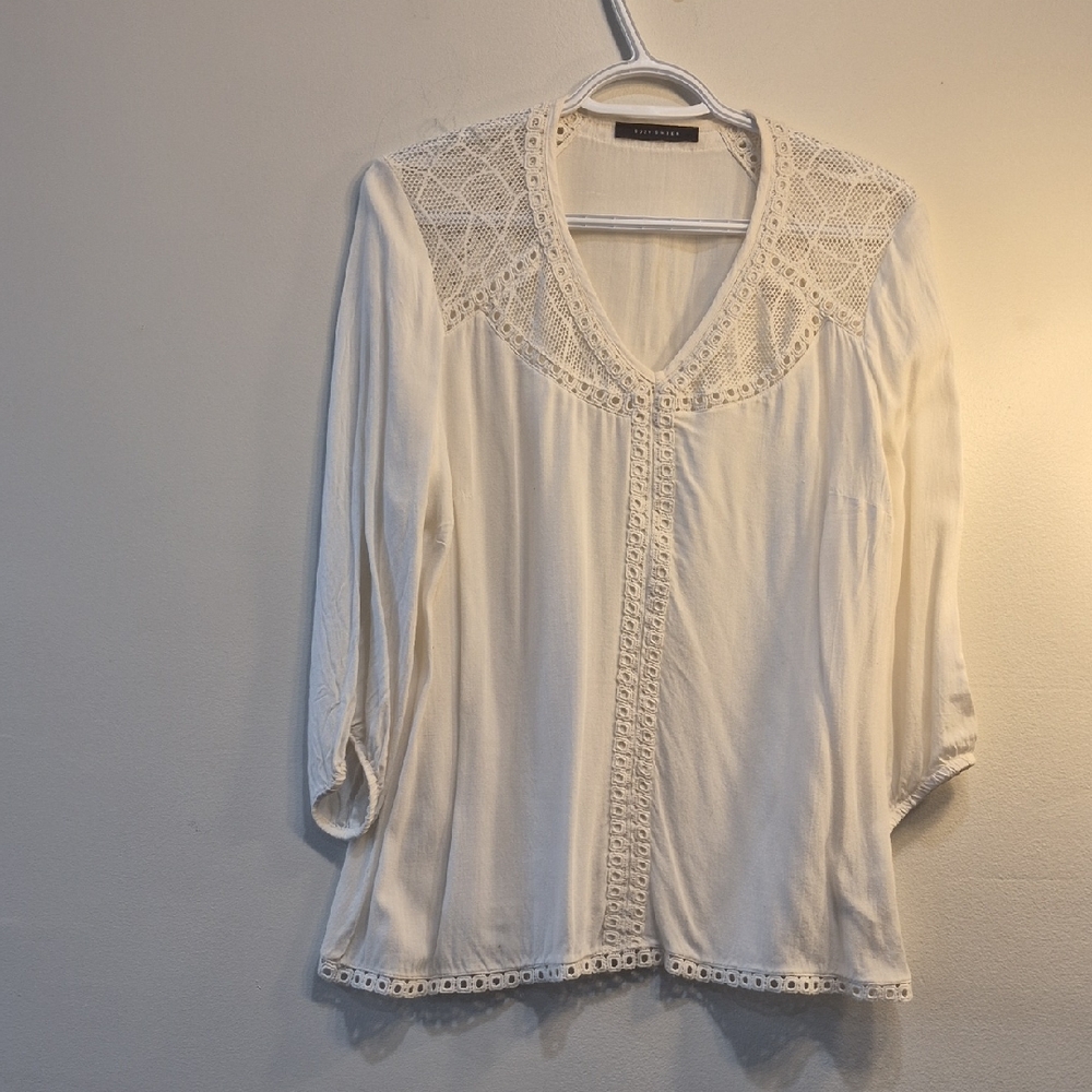 4 /  $ 15 🌟Suzy Shier Ivory Lace-Detail V-Neck Blouse